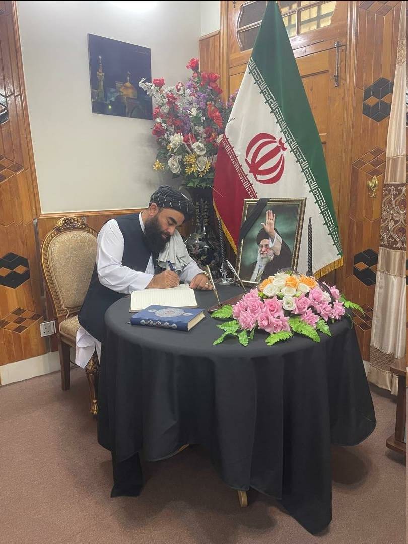 سخنگوی طالبان با حضور در سفارت ایران در کابل شهادت رهبر انقلاب را تسلیت گفت