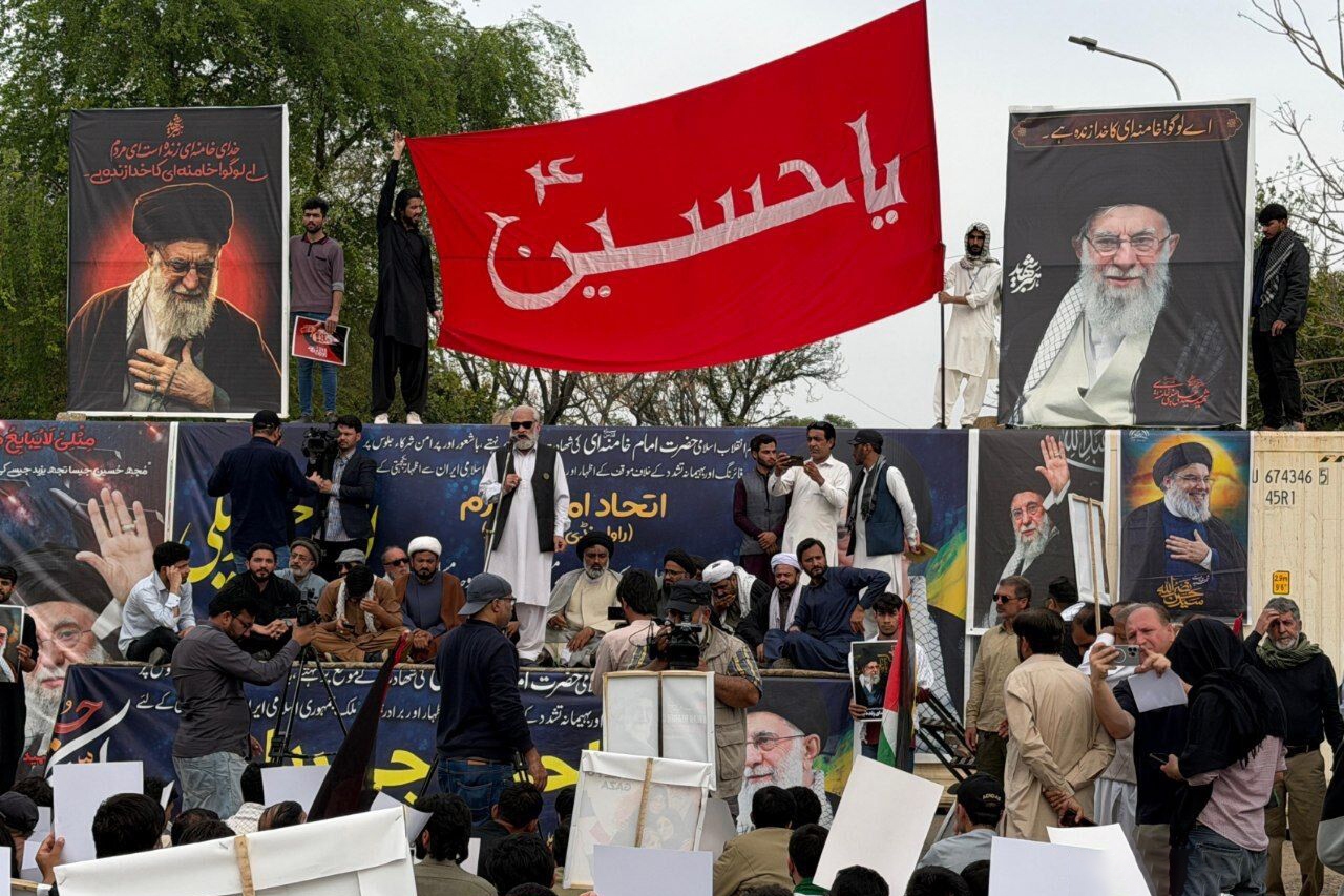 خروش پاکستانی‌ها در عزای رهبر شهید انقلاب علیرغم تدابیر شدید امنیتی