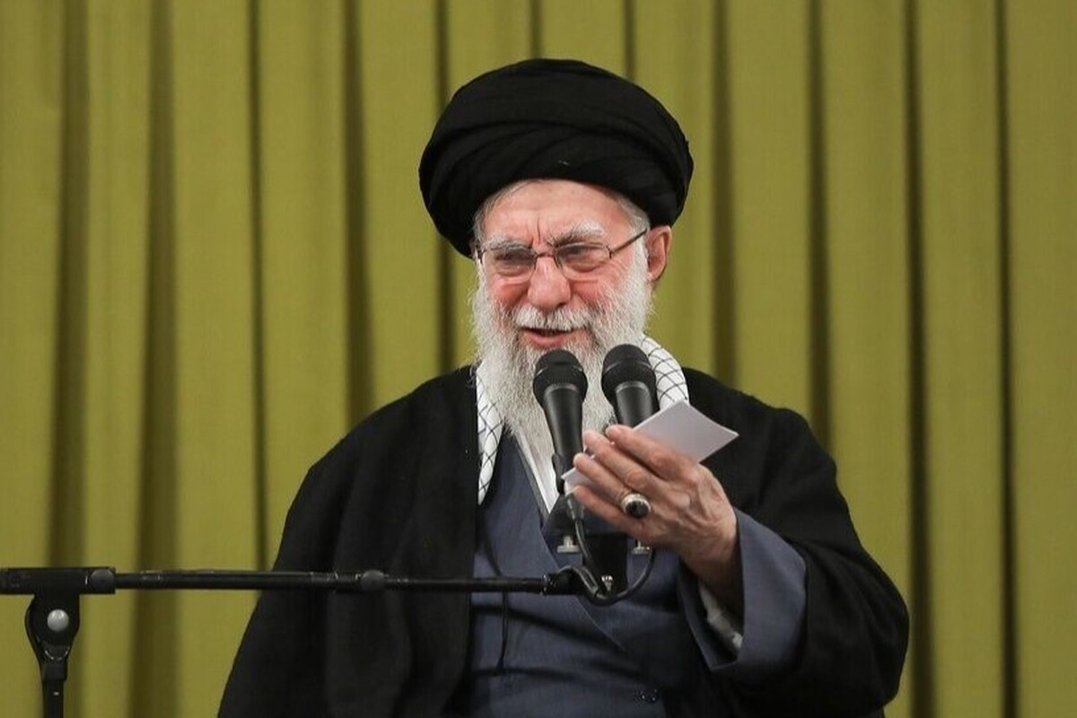 تصویری دیده نشده از رامبد جوان و رضا عطاران همراه رهبر شهید انقلاب + عکس