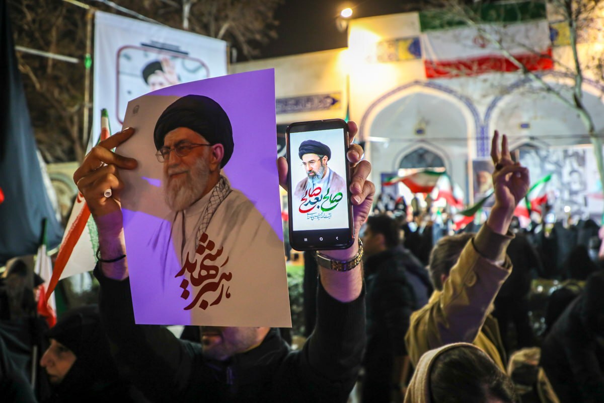 لبیک یا خامنه‌ای | نگاهی به زندگی و فعالیت‌های علمی، اجتماعی و انقلابی سومین رهبر انقلاب اسلامی ایران