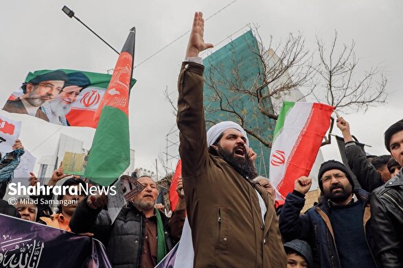 تجمع مهاجران افغانستانی در محکومیت جنایات آمریکایی - صهیونیستی علیه ایران، مقابل دفتر سازمان ملل در مشهد + فیلم