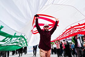 مردم بدون توجه به تهدیدات دشمن با شور و هیجان فراوان به میدان آمدند