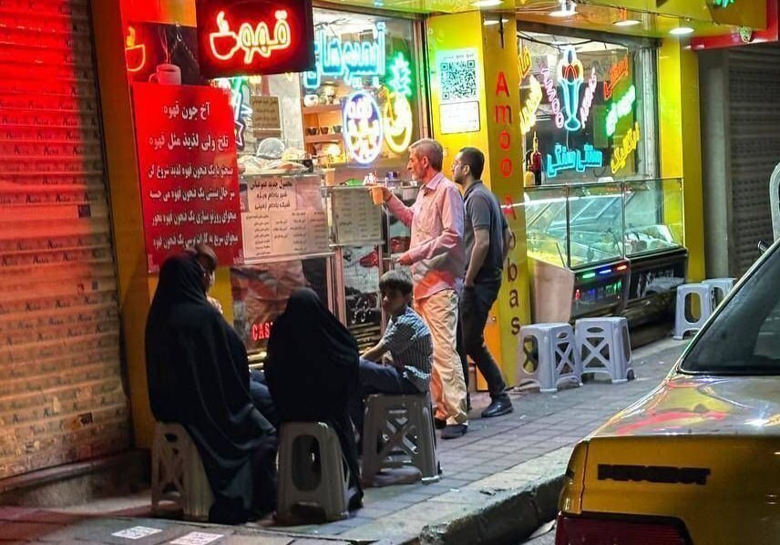 تصویری دیده نشده از داماد شهید، دختر و نوه رهبر انقلاب در آبمیوه فروشی + عکس تصویری دیده نشده از داماد شهید، دختر و نوه رهبر انقلاب در آبمیوه فروشی + عکس