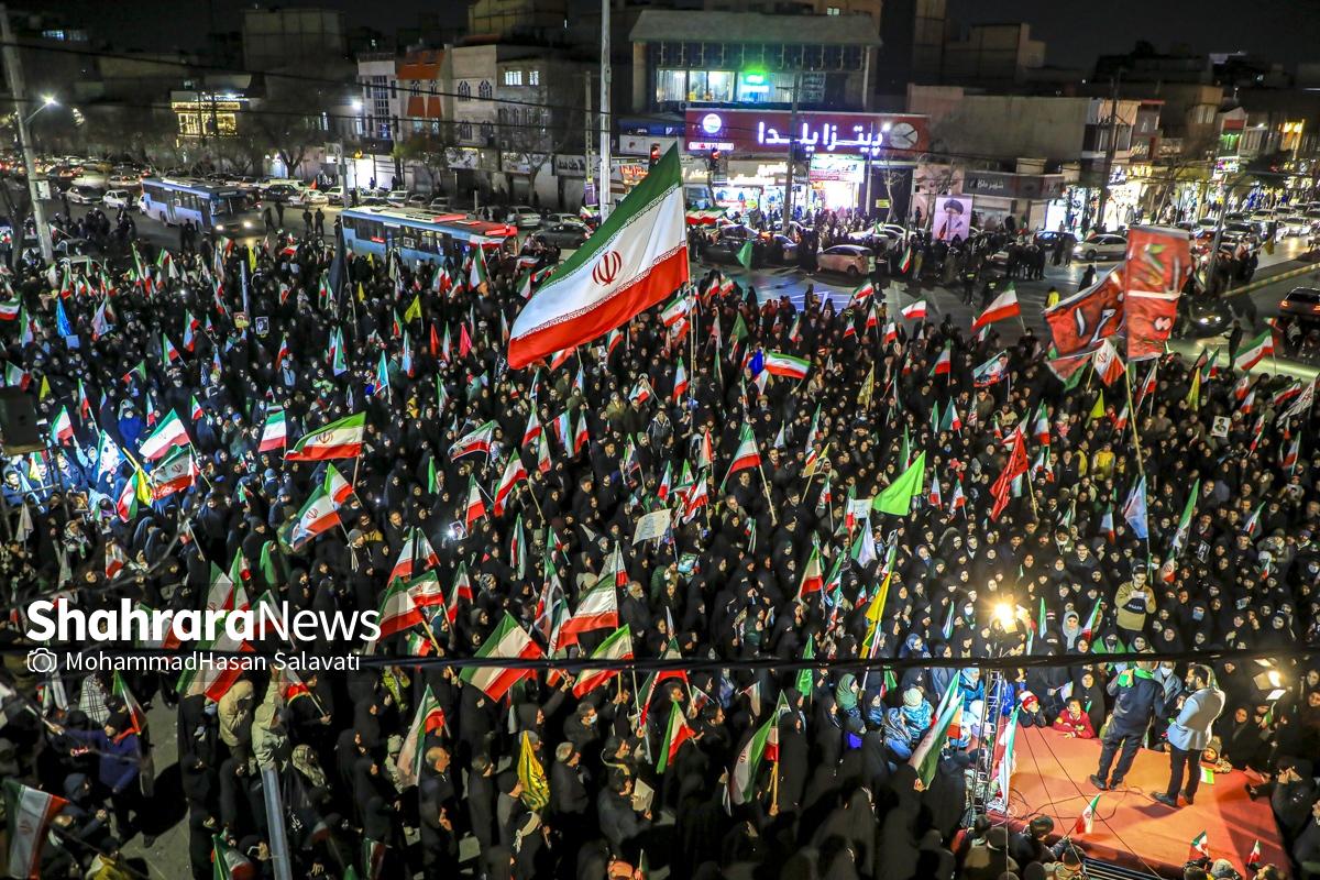 گزارش تصویری | تجمع شبانه مردم مشهد در حمایت از مدافعان وطن (۲۴ اسفند ۱۴۰۴)