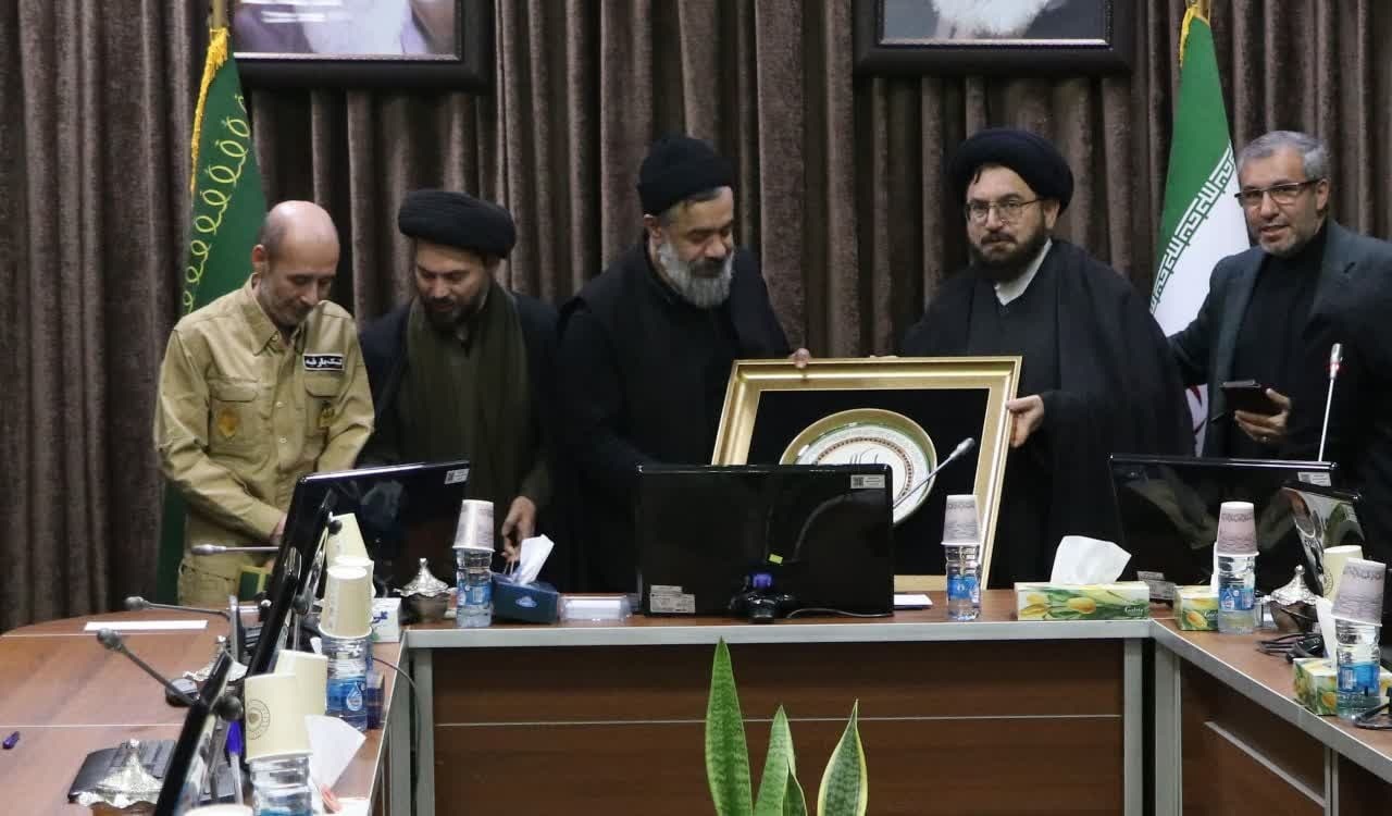 حاج محمود کریمی خطاب به مداحان افغانستانی: با لهجه خود مرثیه سرایی کنید