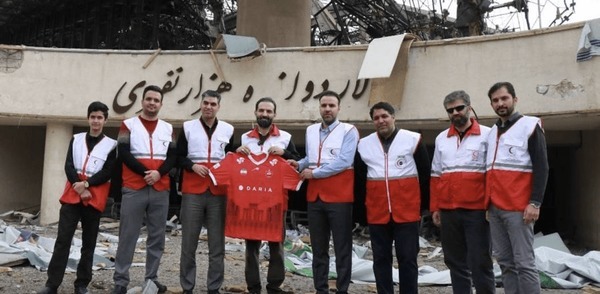 مسئولان پرسپولیس لباس هلال احمر پوشیدند+عکس
