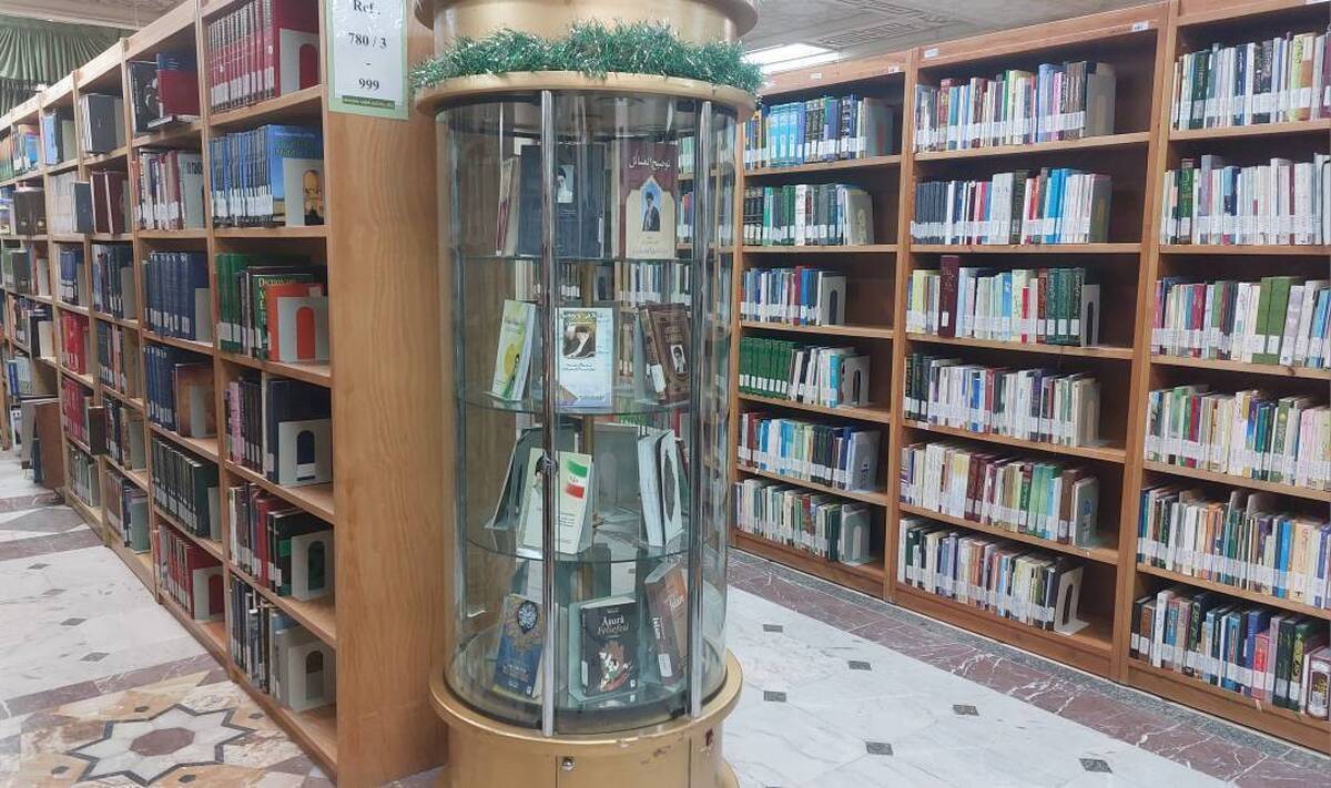 کتاب‌هایی به زبان‌های مختلف با محوریت رهبر شهید (ره) در کتابخانه حرم مطهر رضوی