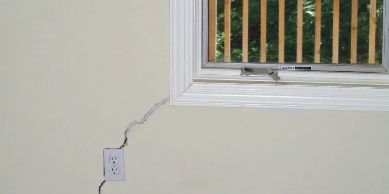 بررسی نشانه‌های نشانه‌های خطرناک ریزش ساختمان پس از انفجار