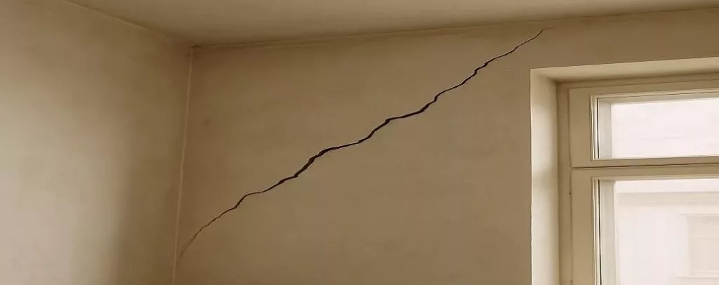 بررسی نشانه‌های نشانه‌های خطرناک ریزش ساختمان پس از انفجار