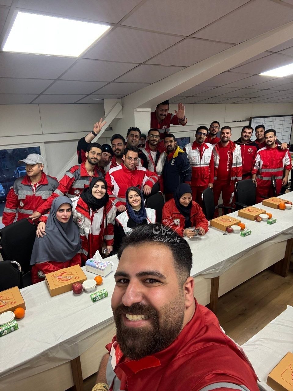 پردیس احمدیه، تحویل سال را در کنار نیروهای هلال احمر گذراند + تصاویر