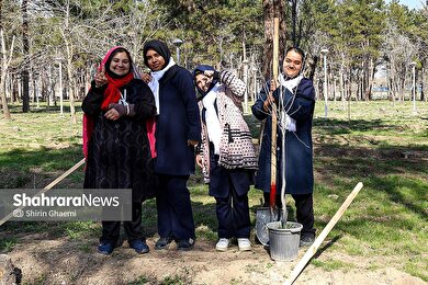 گزارش تصویری | کاشت درخت توسط دانش‌آموزان مدارس استثنایی مشهد