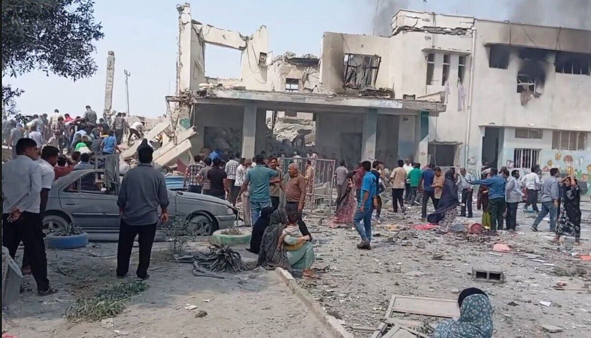 رونمایی از کتاب‌های خونین دختران شهید دبستان میناب