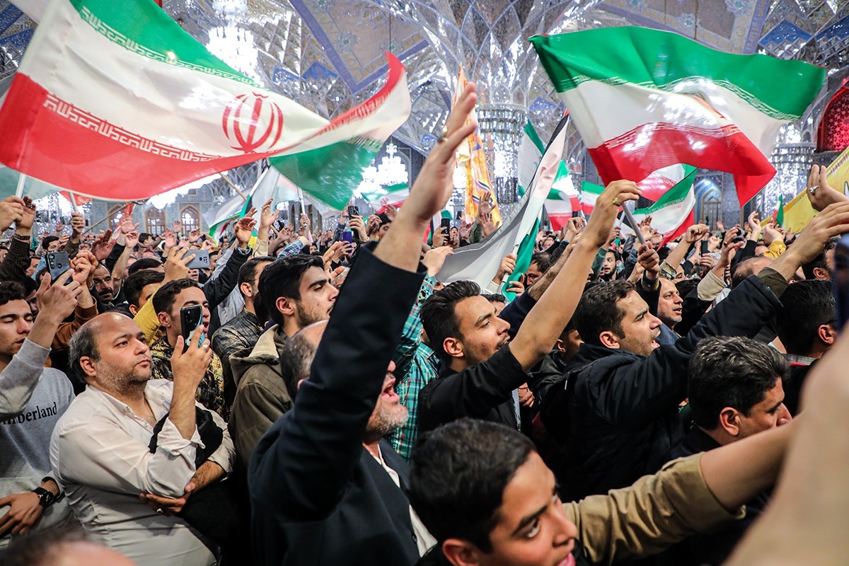 روایت سوگ و خشم در شب تاریخی حرم مطهر رضوی | مشهد، یکصدا «مرگ بر آمریکا» شد + فیلم