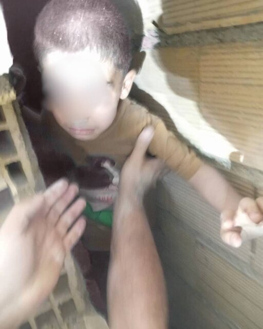 نجات کودک ۵ ساله از داخل درز انقطاع بین دو ساختمان در تهران