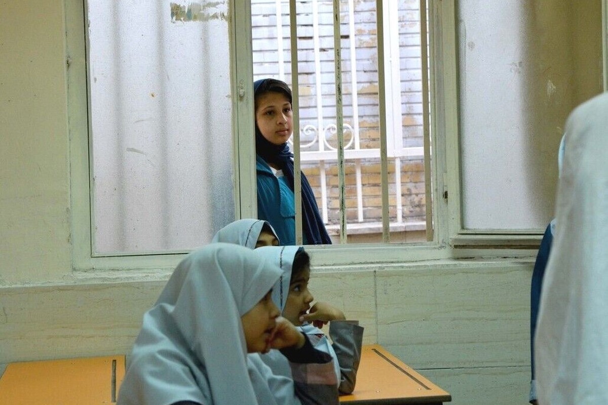 مشاور احزاب و تشکل‌های رئیس‌جمهور، ضمن بازدید سرزده از مدرسه «صبح رویش» ویژه کودکان کار، گفت: هیچ کودکی نباید به دلیل فقر، از حق تحصیل محروم بماند.
