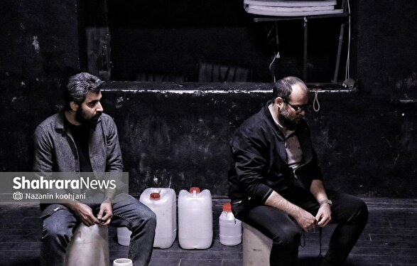 وقتی تئاتر آیینه رنج می‌شود | روایتی از واقعیت در نمایش زهرماری که این روز‌ها روی صحنه تماشاخانه مایان مشهد است