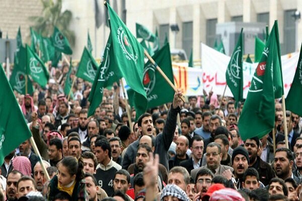 با اعلام رسمی مازن عبدالله هلال الفرایه، وزیر کشور اردن فعالیت اخوان‌المسلمین در این کشور غیرقانونی اعلام شد و از این پس همکاری با این گروه ممنوع است.