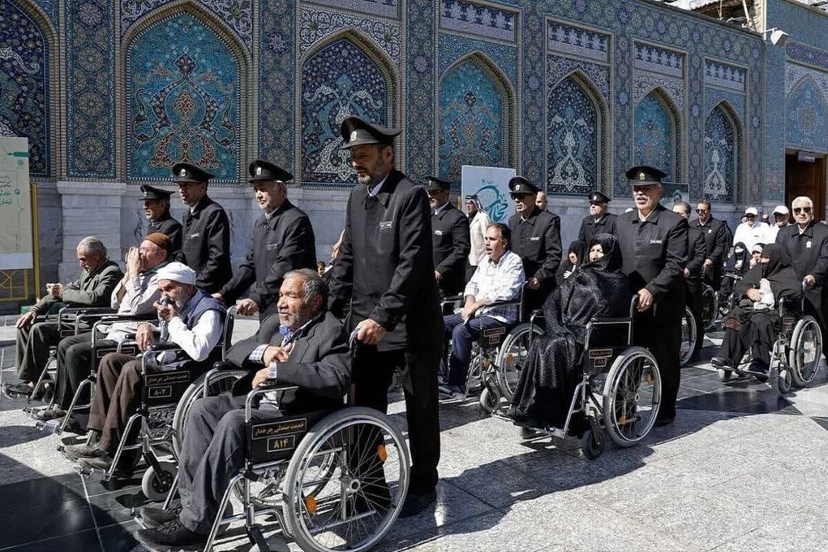 معاون خدمات زائران حرم مطهر رضوی از گسترش ارائه خدمات به زائران حرم مطهر رضوی به مناسبت دهه کرامت ۱۴۰۴ خبر داد و گفت: در این ایام ما میزبان هزار نفر از زائران سالمند و معلول مشهدی در قالب طرح «معین‌الضعفا» هستیم.