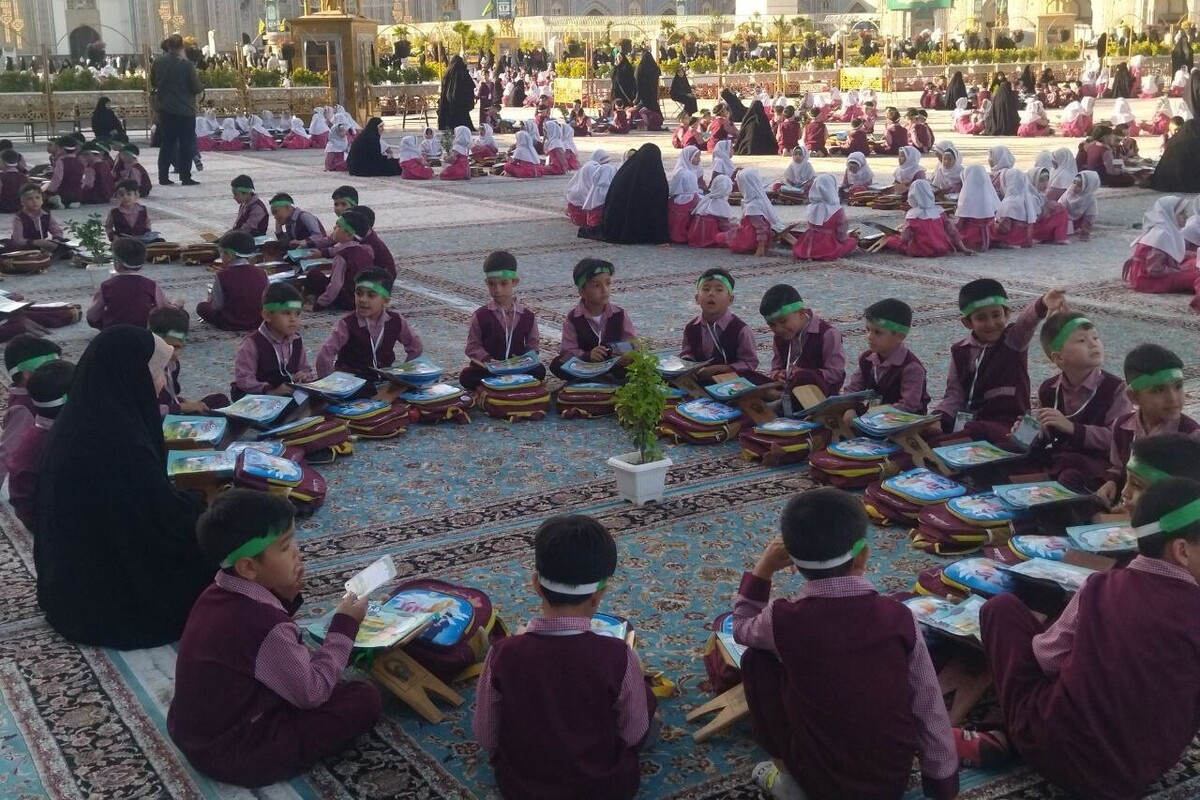 عصرگاهی دل‌انگیز، صحن پیامبر اعظم (ص) در حرم رضوی به بهشتی زمینی بدل شد؛ ۵ هزار کودک از مهدالرضاهای مشهد با لب‌هایی خندان و دل‌هایی پاک، گرد هم آمدند تا مهرورزی با قرآن را جشن بگیرند.