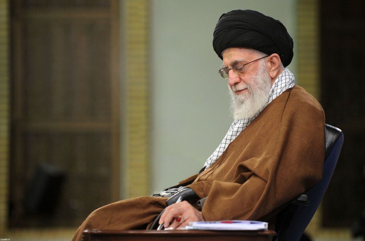 پاسخ رهبر معظم انقلاب به سؤالی درباره پوشیدن لباس آمریکایی