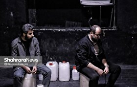 وقتی تئاتر آیینه رنج می‌شود | روایتی از واقعیت در نمایش زهرماری که این روز‌ها روی صحنه تماشاخانه مایان مشهد است