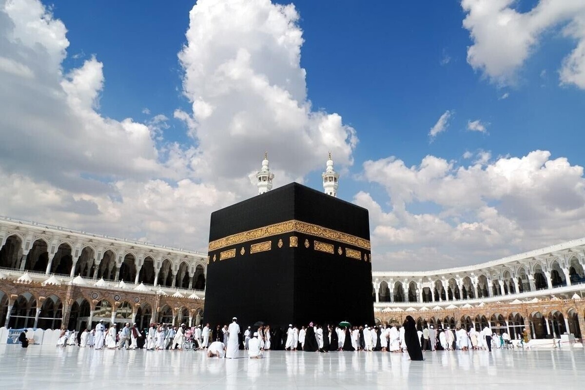مدیرعامل ایران ایر با اشاره به ممنوعیت حمل آب زمزم برای زائران حج ۱۴۰۴ گفت: بیش از ۷۲ هزار زائر از ۲۲ نقطه کشور به جده، مدینه و طائف منتقل خواهند شد.