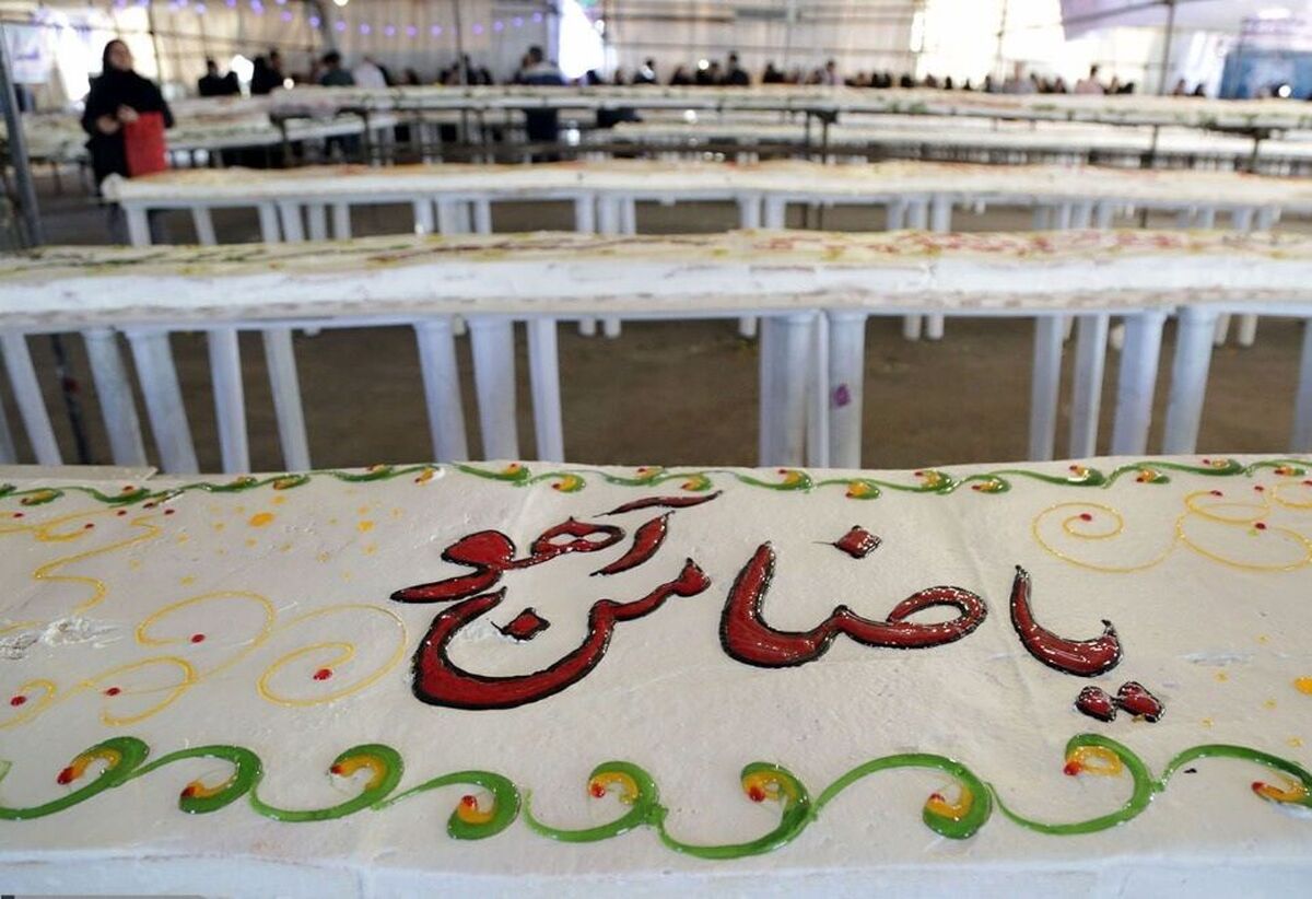توزیع کیک ۱۰۰۰ متری میلاد امام‌رضا(ع) در حرم مطهر رضوی