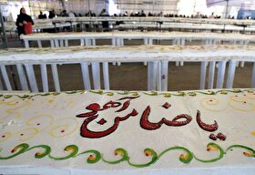                      توزیع کیک ۱۰۰۰ متری میلاد امام‌رضا(ع) در حرم مطهر رضوی                 