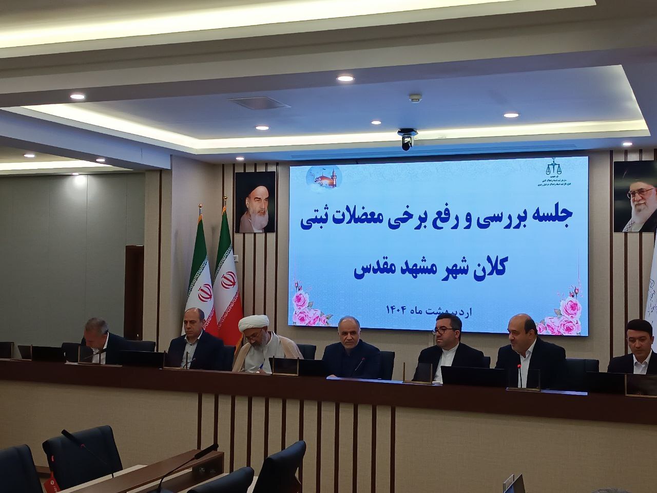 ۶۰۰ مِلک دیگر در قلعه وکیل‌آباد مشهد تعیین‌تکلیف شد | تحویل ۱۴۷۲ برگ سند مالکیت حدنگار بازار رضا(ع)