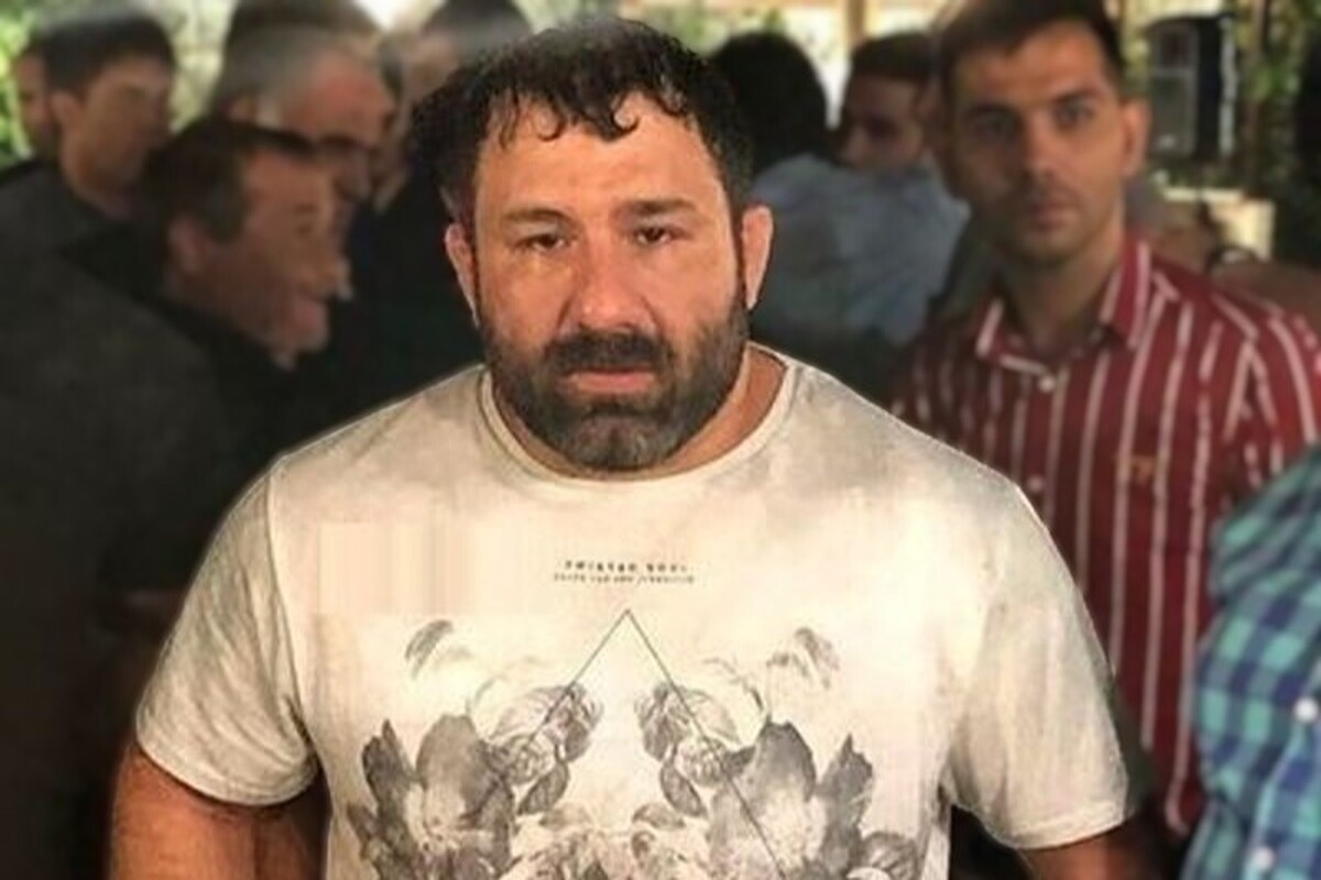 به دنبال شرارت‌های متعدد یکی از اراذل و اوباش تهران به نام هانی کرده تیمی از مأموران پلیس امنیت وارد عمل شدند.