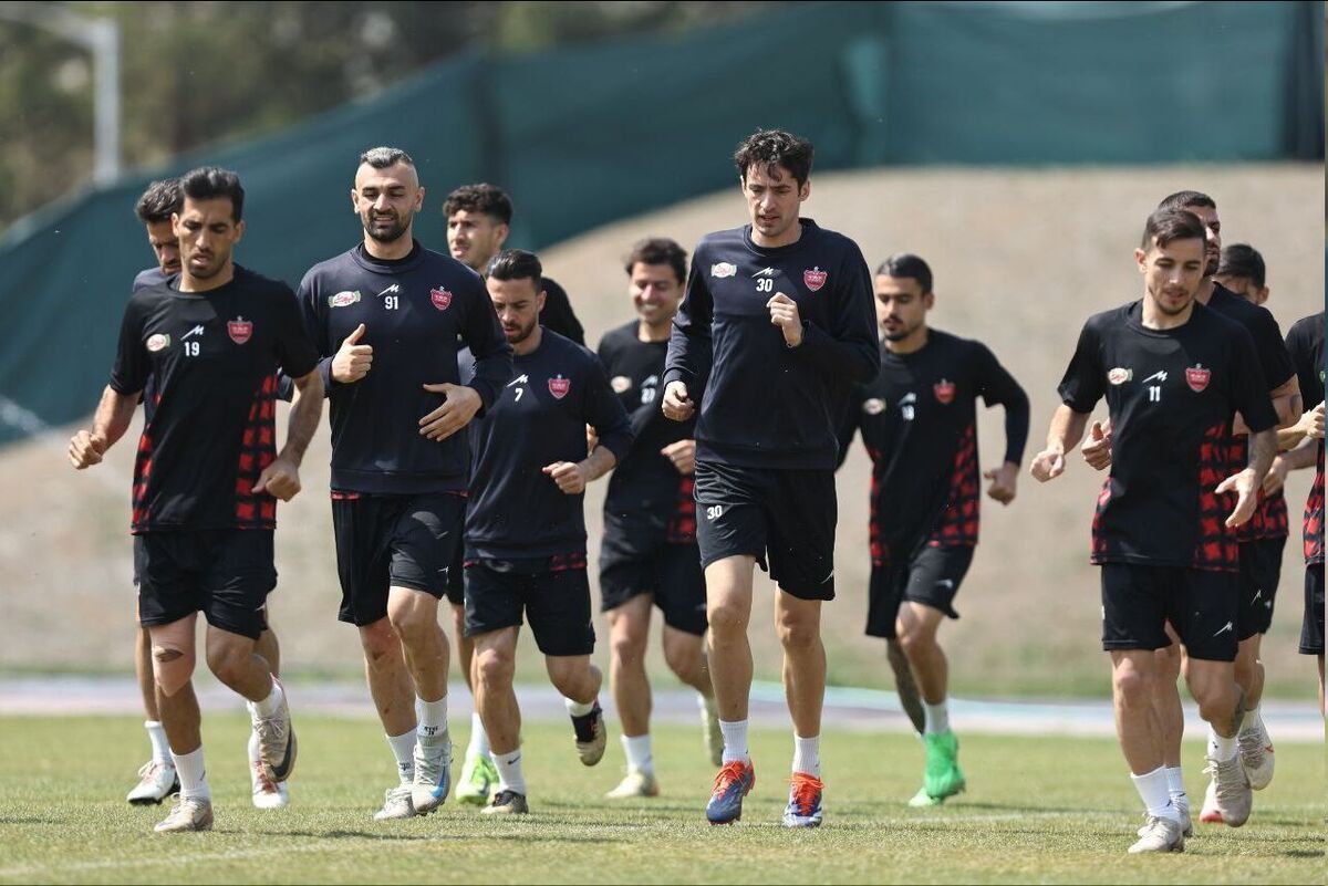 بازیکنان تیم فوتبال پرسپولیس بعد از چند روز تعطیلی، از فردا تمرینات خودشان را برای سه هفته پایانی لیگ شروع می‌کنند.
