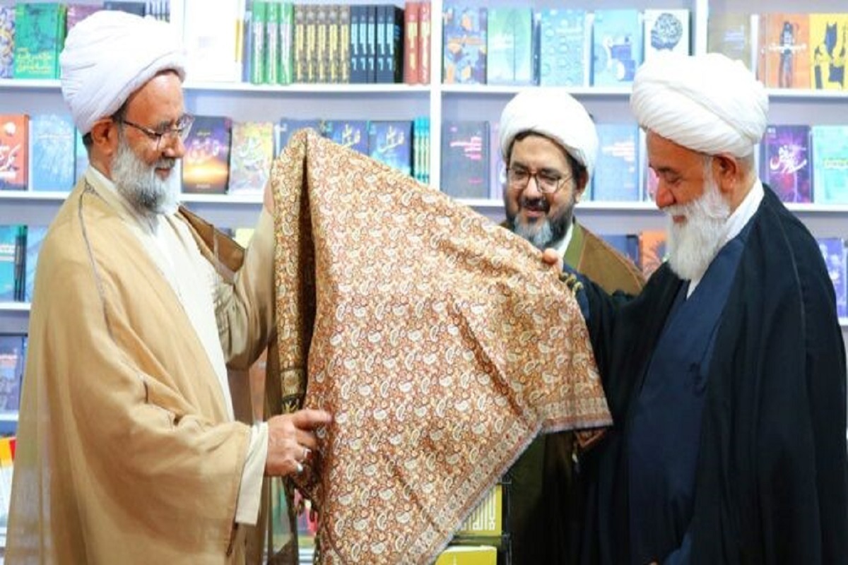کتاب توحید اجتماعی با تاکید بر قرآن و اندیشه‌های آیت الله خامنه‌ای همزمان با سی و ششمین نمایشگاه بین‌المللی کتاب تهران رونمایی شد.