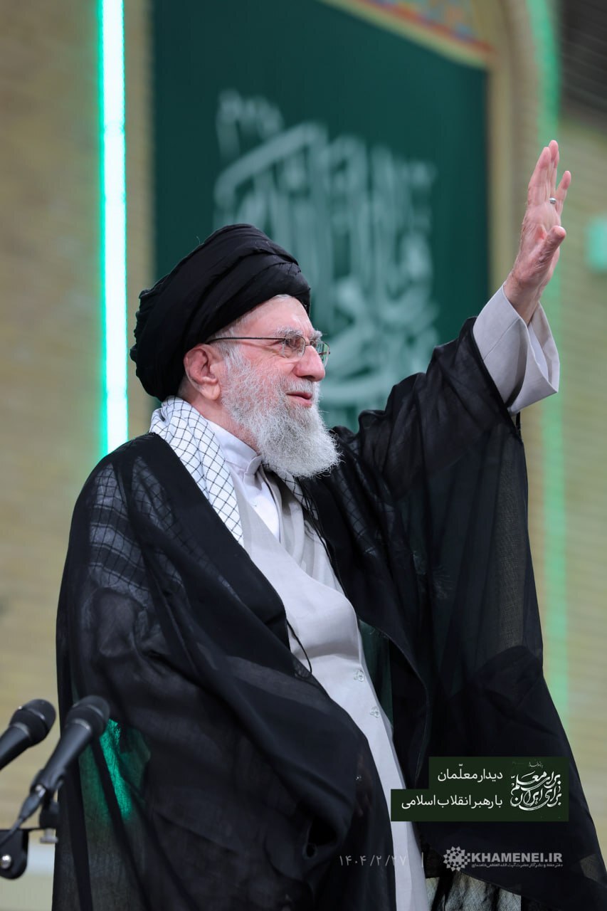 آغاز دیدار جمعی از معلمان کشور با رهبر معظم انقلاب + فیلم (۲۷ اردیبهشت ۱۴۰۴)
