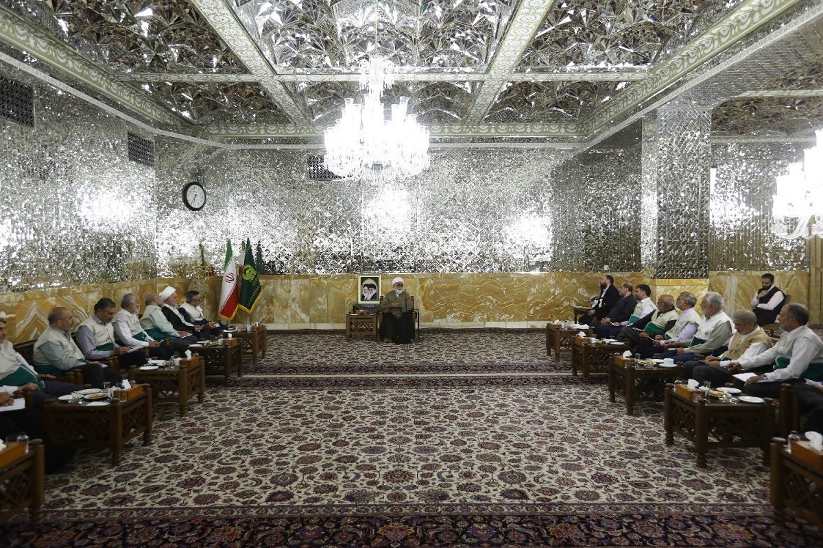تولیت آستان قدس رضوی گفت: رفتار خادمان و خادمیاران می‌تواند مستقیماً بر عقاید مردم و زائران تأثیر بگذارد لذا مجموعه‌های خادمیاری که در استان‌های مختلف فعال هستند، باید با دقت و مراقبت، خادمیاران را از میان افراد شایسته برگزینند.