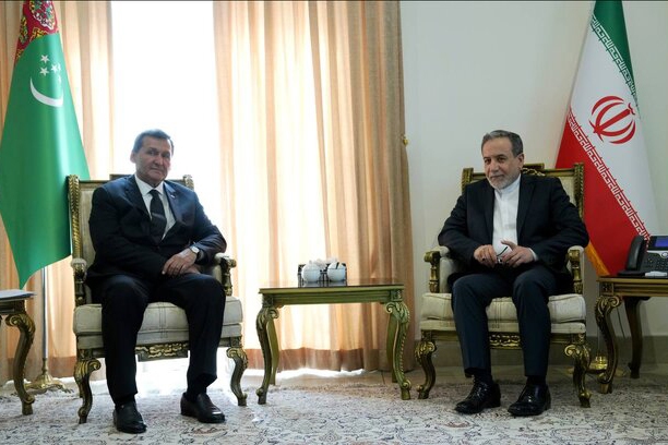 دیدارهای عراقچی با میهمانان مجمع گفت‌وگوی تهران در روز دوم