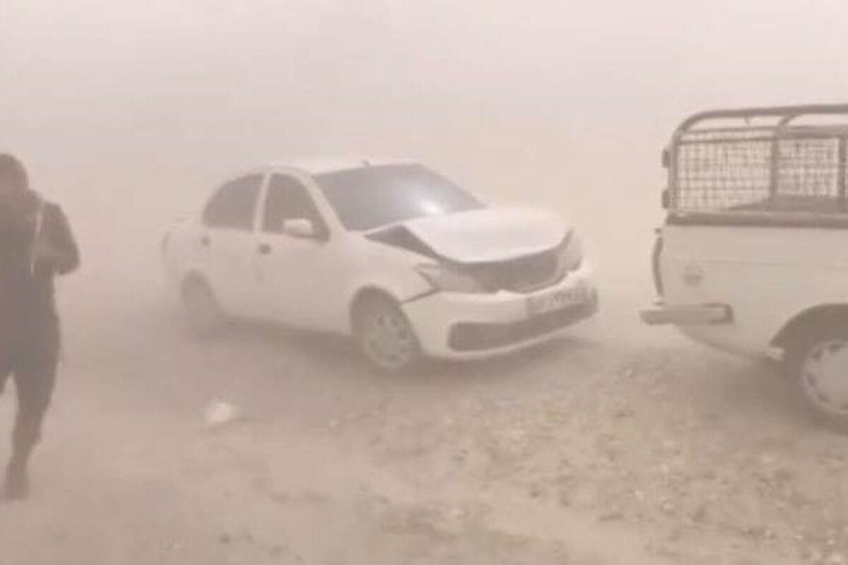 طوفان شدید شن و کاهش دید افقی باعث وقوع دو تصادف زنجیره‌ای همزمان در محور زاهدان به زابل شد که ۴۶ نفر در این حوادث مصدوم شدند.