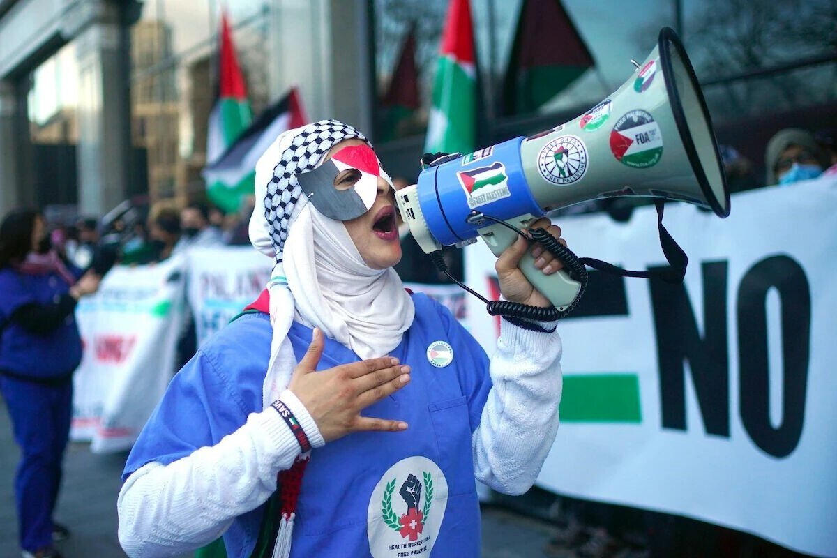 بیش از ۲ هزار پزشک و جراح انگلیسی در نامه‌ای سرگشاده به دولت این کشور، «حملات هدفمند» رژیم اسرائیل به مراکز درمانی غزه را محکوم کرده و خواستار اقدام فوری برای توقف این اقدامات تجاوزکارانه و تضمین دسترسی کامل و ایمن به خدمات درمانی در این منطقه شدند.