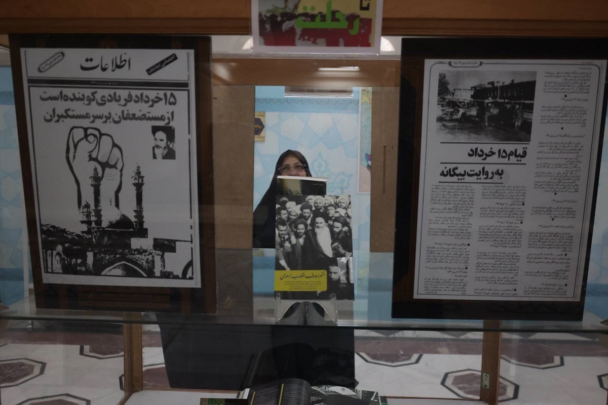 به همت سازمان کتابخانه‌ها، موزه‌ها و مرکز اسناد آستان قدس رضوی، نمایشگاه منابع اطلاعاتی «از نهضت تا رحلت» در کتابخانه مرکزی حرم مطهر رضوی، برپا شد.
