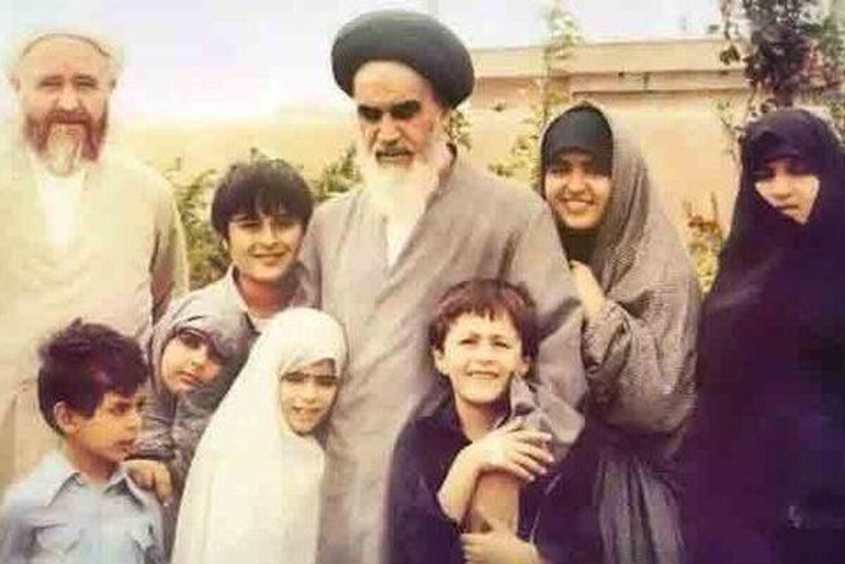 امام خمینی (ره)، زنان مؤمنه و مادران پاکدل را سفیران الهی در بین بشر دانسته و نقش و مسئولیت آنان را نظیر نقش انبیاء و فرستادگان هدایت عنوان کرده بودند.