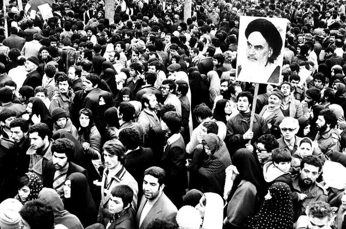 قیام پانزده خرداد به دنبال بازداشت امام خمینی (س) در سال ۱۳۴۲، به صورت خودجوش و مردمی در قم، تهران، ورامین، مشهد، شیراز و برخی از شهر‌های دیگر شکل گرفت.
