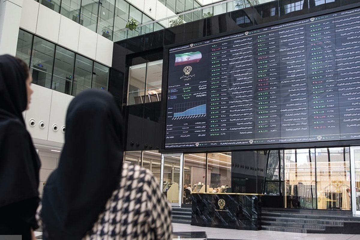 بورس تهران در هفته دوم خرداد با غلبه ریسک‌های سیاسی و خروج سنگین پول حقیقی، شرایطی منفی را پشت سر گذاشت. هرچند خبرهایی مانند عرضه خودرو در بورس کالا منتشر شد، اما در برابر موج بی‌اعتمادی ناشی از تحولات بین‌المللی و سیاسی، تاثیر محدودی داشت. حالا با تداوم ابهام‌ها و افزایش قیمت تتر، به نظر می‌رسد بورس فردا نیز با فشار فروش همراه شود.