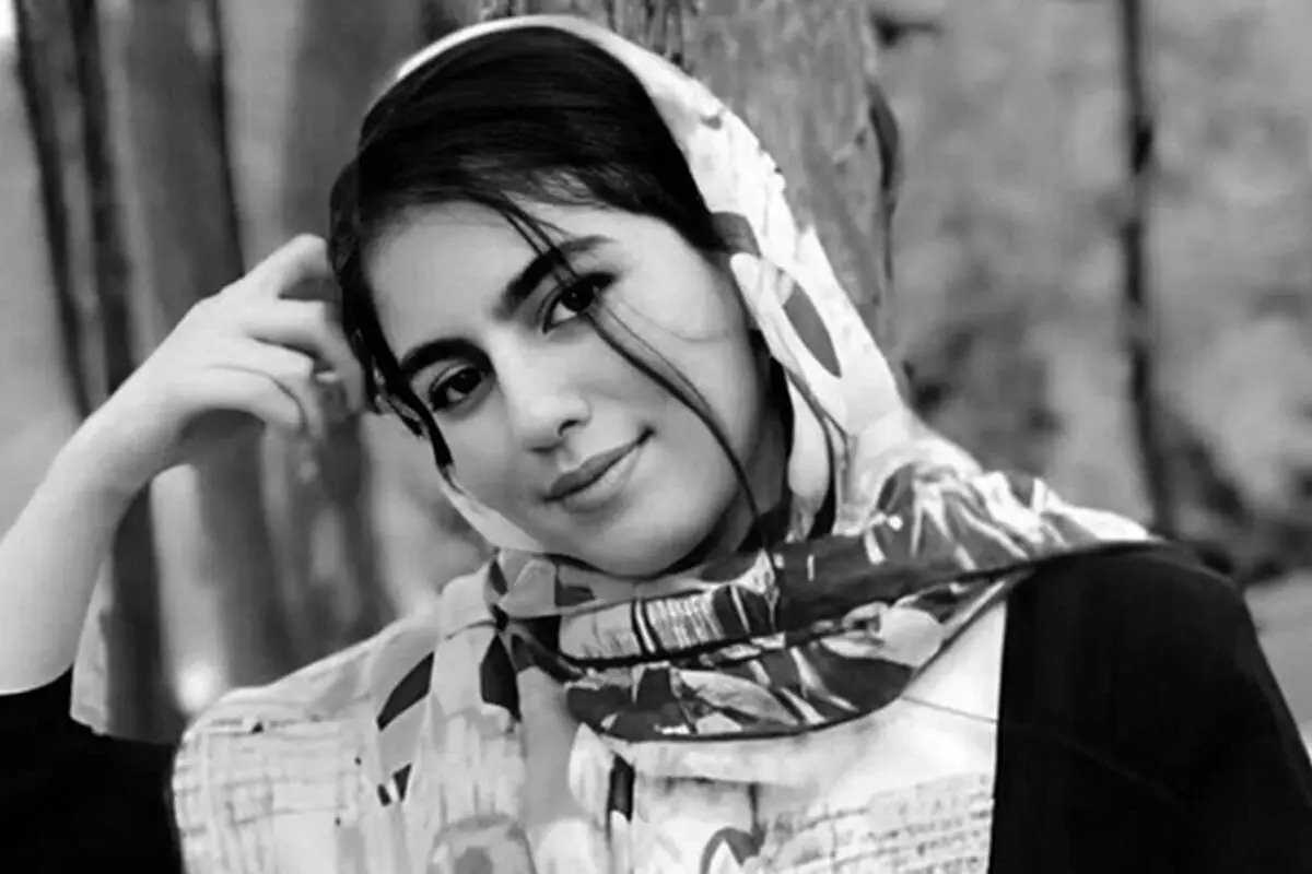 الهه حسین‌نژاد در مسیر، کرایه را به‌صورت اینترنتی از طریق تلفن همراه برای راننده واریز کرد. خودروی قاتل بدون مسافر دیگری به اسلامشهر می‌رسد و آنجا الهه از او می‌خواهد با دریافت مبلغی دیگر، او را به قائمیه (محل سکونت الهه) برساند.