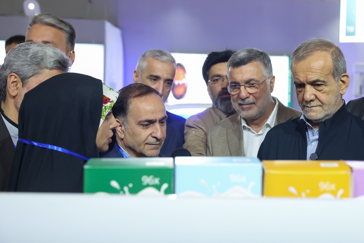 رئیس جمهور در بازدید از نمایشگاه تجهیزات پزشکی گفت: امروز به گواه دستاوردهای ارائه شده در این نمایشگاه و بسیاری از عرصه‌های دیگر، از فناوری هسته‌ای گرفته تا سایر حوزه‌های علمی و صنعتی، دستاوردهای ارزشمندی حاصل شده است؛ تلاش دشمنان برای جلوگیری از این روند، خیال خامی بیش نیست.