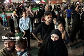 از غدیر تا قدس؛ مشهد هم‌پیمان ولایت و مقاومت | اجتماع شبانه مردم در حمایت از وعده صادق ۳ در میدان شهدا مشهد + فیلم