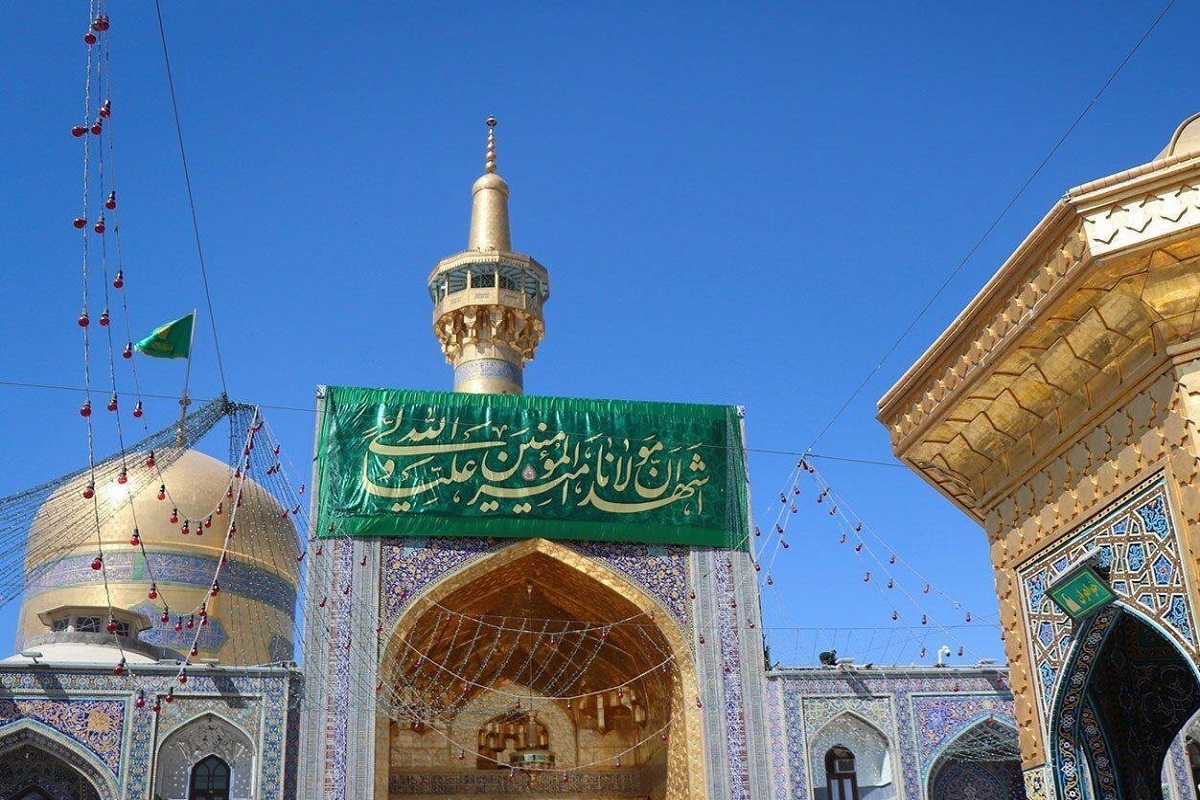 معاون خدمات زائرین حرم مطهر رضوی ضمن تشریح اقدامات برای پذیرایی از زائران در عید غدیر خم گفت: به مناسبت این روز بزرگ چهار کتیبه بزرگ در صحن‌های انقلاب، آزادی، گوهرشاد و جمهوری اسلامی نصب شده است.