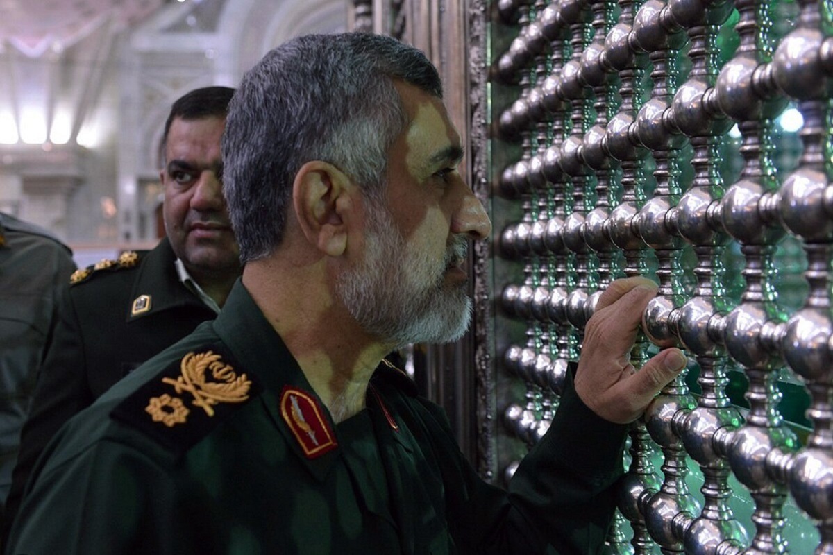 سردار شهید سپهبد «امیرعلی حاجی‌زاده» فرمانده نیروی هوافضای سپاه پاسداران ساعاتی قبل از شهادتش به زیارت حرم حضرت معصومه(س) مشرف شد.