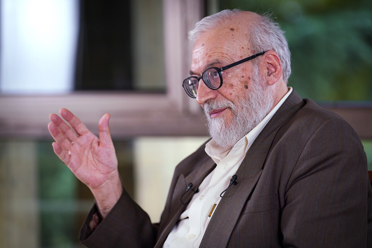 محمدجواد لاریجانی تحلیل‌گر مسائل بین‌الملل در گفت‌وگوی زنده تلویزیونی گفت: کسی حق ندارد در مورد توانایی هسته‌ای ما زر بزند.