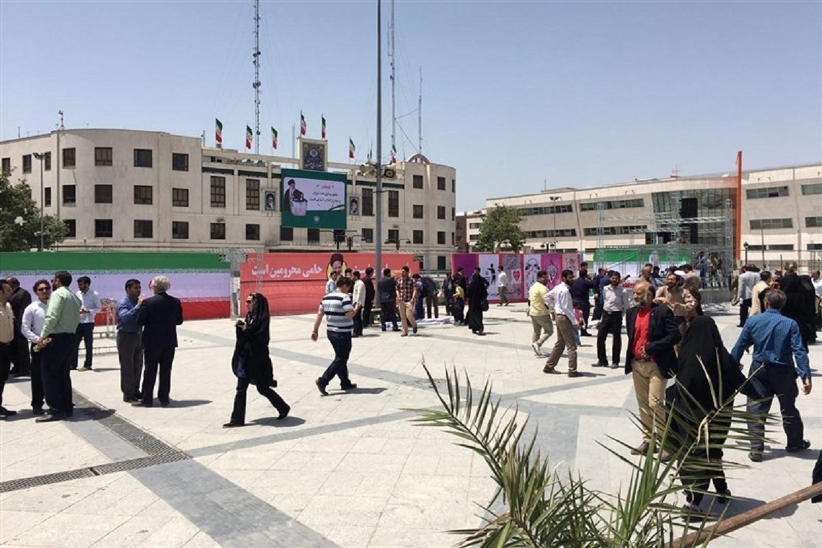 اکران دیوارنگاره میدان شهدا مشهد در واکنش به جنایات رژیم صهیونیستی + عکس