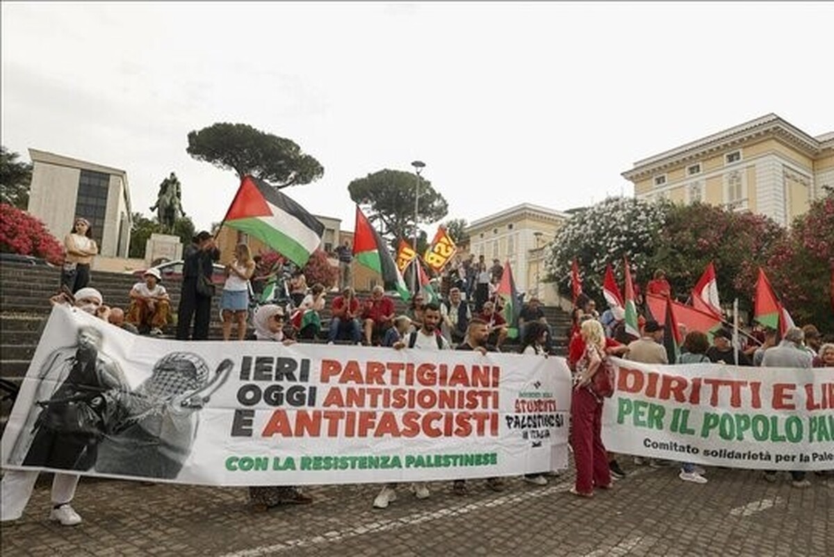 فعالان حامی فلسطین در مقابل سفارت رژیم صهیونیستی در رم تجمع کرده و اقدامات نسل کشی رژیم صهیونیستی در غزه را محکوم کردند.
