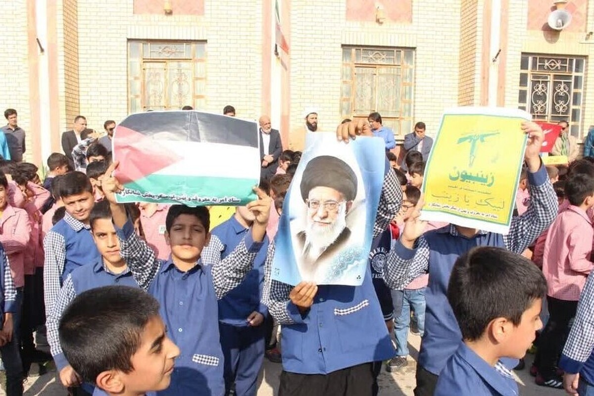 جنبش بین‌المللی دانش آموزان ضدصهیونیسم با شعار جهان بدون صهیونیسم به همت اتحادیه انجمن‌های اسلامی دانش‌آموزان آغاز به کار کرد.
